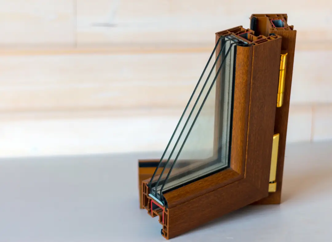 Installation de fenêtre en bois sur mesure Thue et Mue